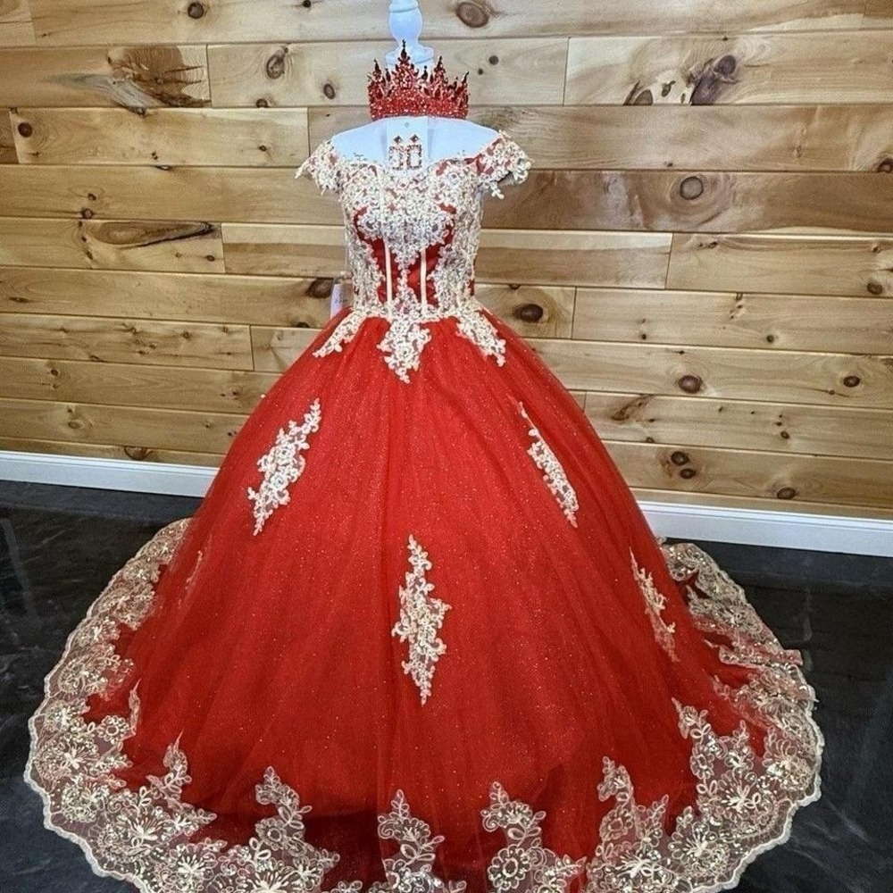 Quinceañera dress women's size 4 red and gold NWOT Comes with large crown